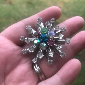 Stunning vintage rhinestone starburst brooch